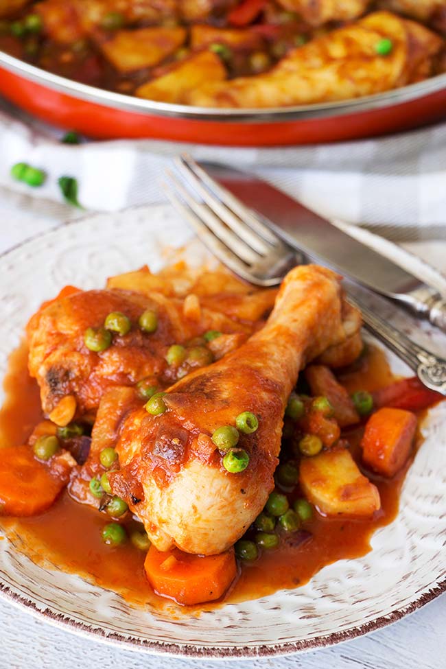 Got tired of the same chicken dishes over and over? Check out this Pineapple Chicken Afritada. Colorful, vibrant, and crazy delicious, it is guaranteed to become one of your new favorites! | yummyaddiction.com