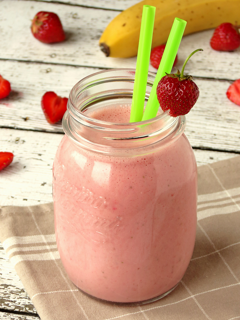Strawberry Banana Yogurt Smoothie garnished with fresh berry