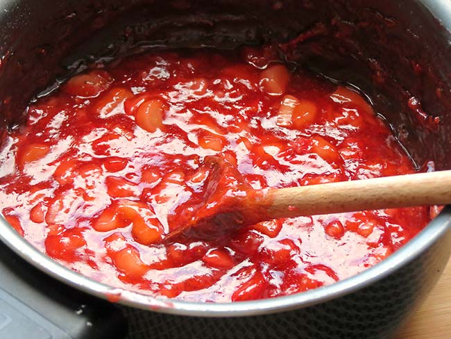 Strawberry Rhubarb Filling | yummyaddiction.com