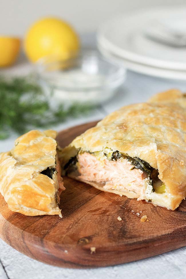 Try this creamy & flaky Salmon Wellington - salmon fillets and spinach & leek mixture wrapped together in a puff pastry. Pure art! | yummyaddiction.com