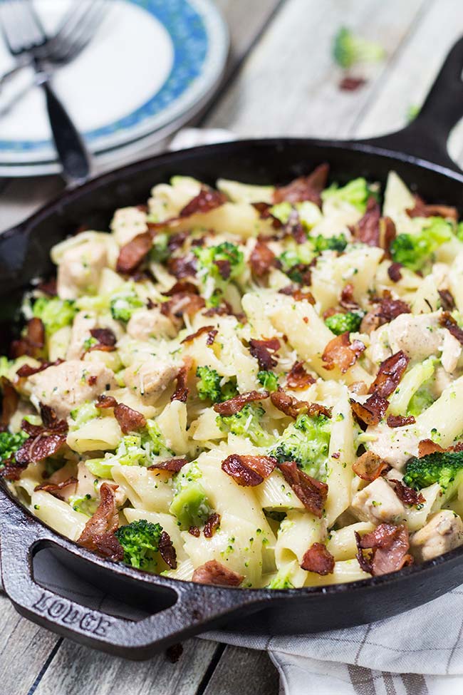 This Garlic Chicken Pasta with Prosciutto and Broccoli is creamy and cheesy. It's even better than it sounds! | yummyaddiction.com