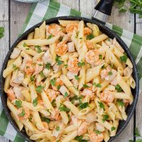 This Chicken and Shrimp Alfredo Pasta is creamy, hearty and filling. Comfort food at its best! | yummyaddiction.com