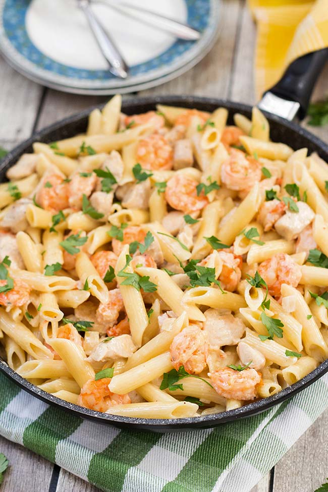 This Chicken and Shrimp Alfredo Pasta is creamy, hearty and filling. Comfort food at its best! | yummyaddiction.com