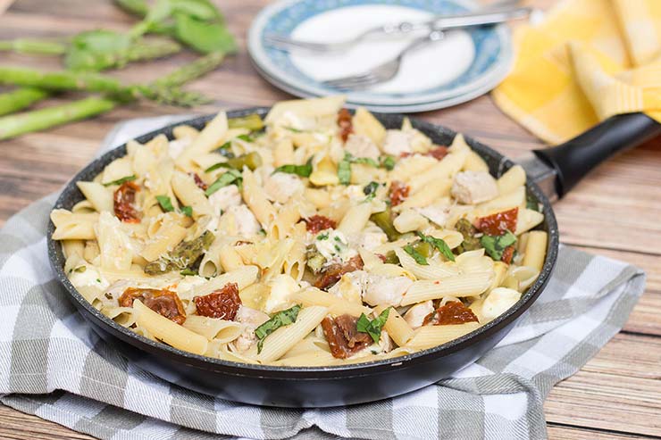 This Chicken Artichoke Pasta also features asparagus and sun-dried tomatoes. It's cheesy and crunchy! l yummyaddiction.com