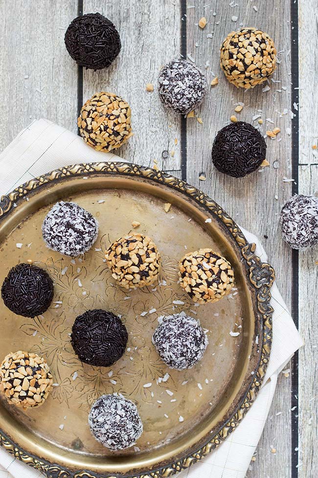 These Oreo Chocolate Rum Balls stuffed with walnuts will be the easiest thing you have ever made. They require no oven time at all, and are perfect for serving the guests! | yummyaddiction.com