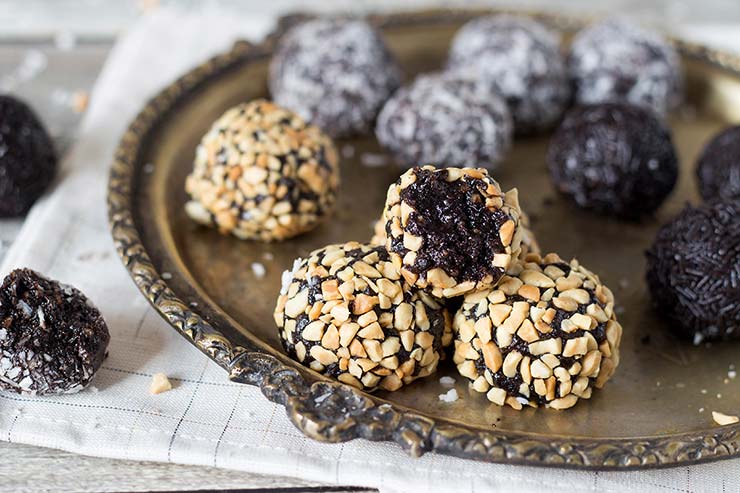 These Oreo Chocolate Rum Balls stuffed with walnuts will be the easiest thing you have ever made. They require no oven time at all, and are perfect for serving the guests! | yummyaddiction.com