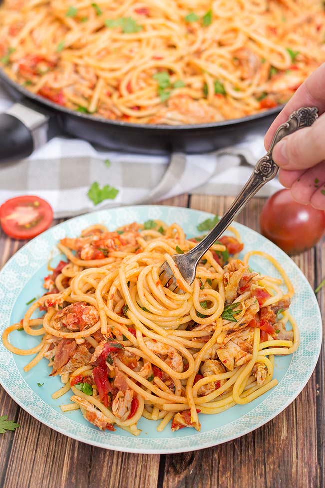 If you are looking for a perfect weeknight dinner, this Chicken Spaghetti with Red Sauce and Prosciutto is exactly what you need. Delicious, easy, and quick to make! | yummyaddiction.com