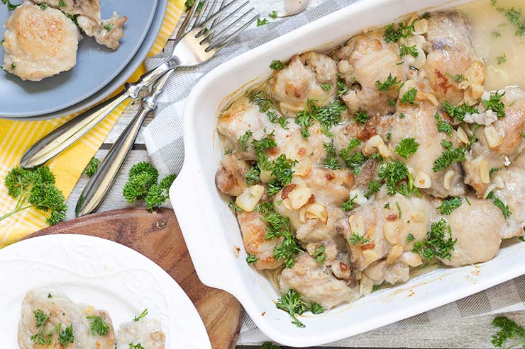 Pollo al Ajillo will surely become one of your favorite dinner recipes. This Spanish Garlic Chicken is super delicious! Oh and the wine and garlic sauce is just perfect. | yummyaddiction.com