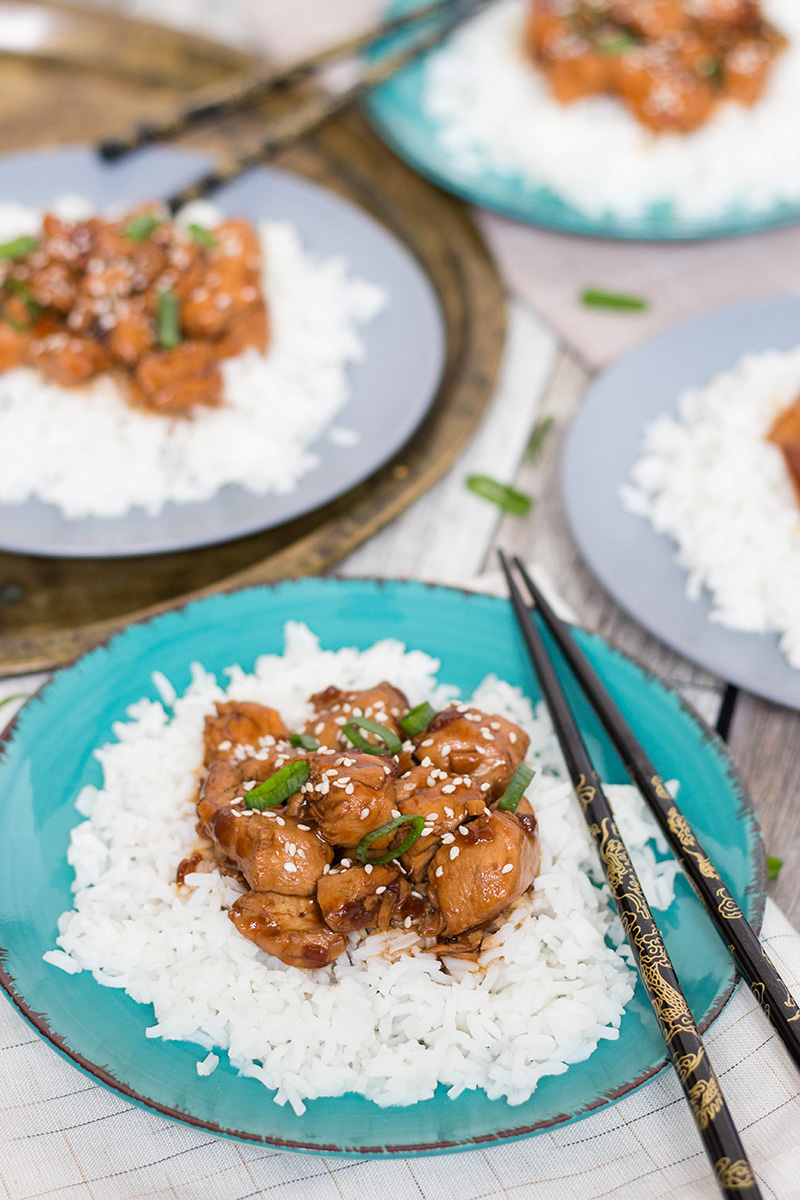 Everybody knows that delicious take-out Chinese Bourbon Chicken, right? Well, you can easily make it at home and it requires only 5 minutes prep time! | yummyaddiction.com
