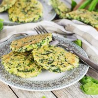 These spinach and Parmesan packed Broccoli Pancakes are so delicious that even those who are not too fond of this green veggie are going to love them! | yummyaddiction.com