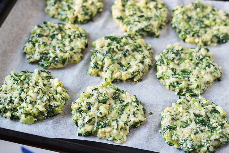 These spinach and Parmesan packed Broccoli Pancakes are so delicious that even those who are not too fond of this green veggie are going to love them! | yummyaddiction.com