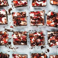 These Strawberry Brownies feature a chocolate brownie base covered with a cream cheese layer and topped with strawberries and melted chocolate. Perfect for Valentine's Day! | yummyaddiction.com