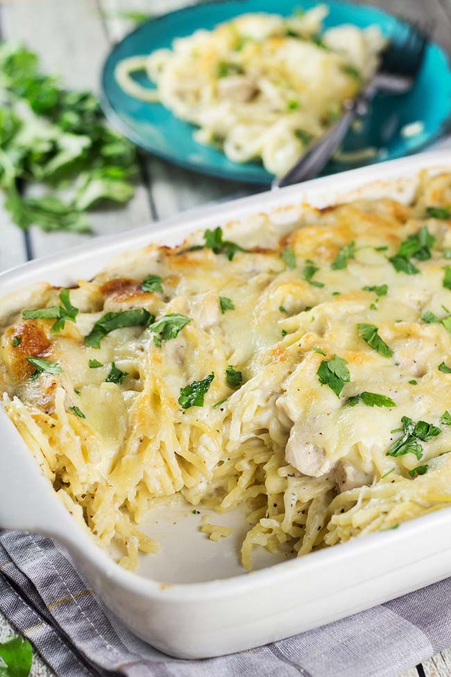 Cheesy Chicken Spaghetti Bake for dinner? Your family will thank you! Comforting, filling, and super easy & quick to make. What else do you need? | yummyaddiction.com