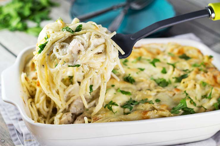 Cheesy Chicken Spaghetti Bake for dinner? Your family will thank you! Comforting, filling, and super easy & quick to make. What else do you need? | yummyaddiction.com