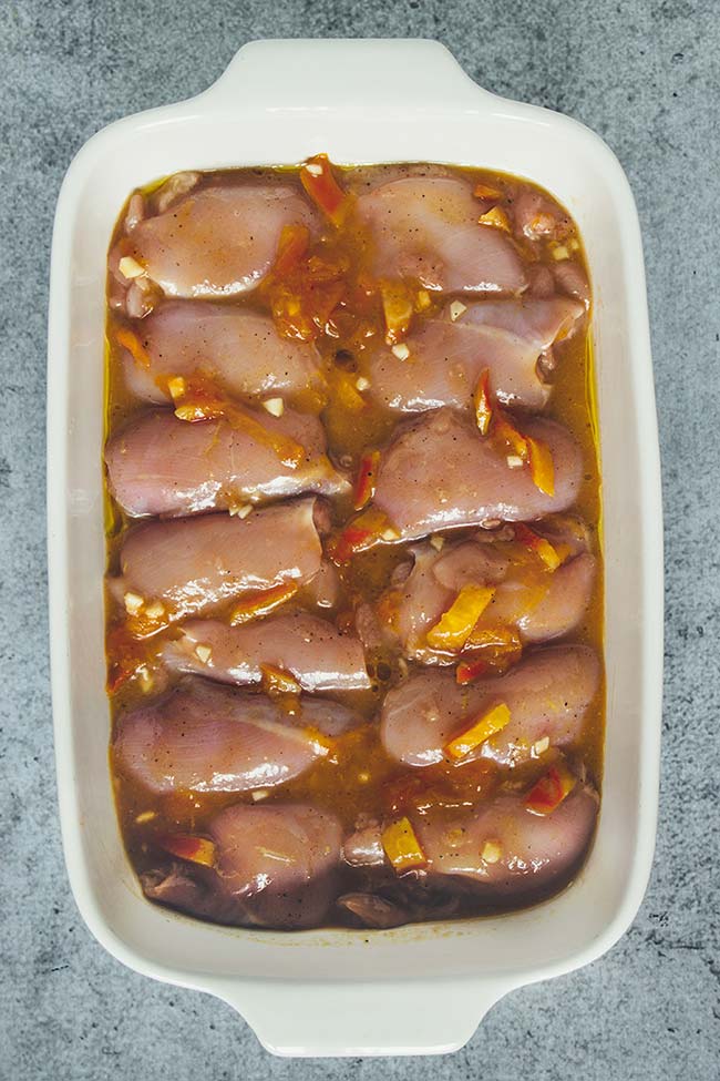 If you can't come up with a dinner idea, these Apricot Jam Chicken Thighs are for you. Really easy and quick to make and oh so delicious! | yummyaddiction.com