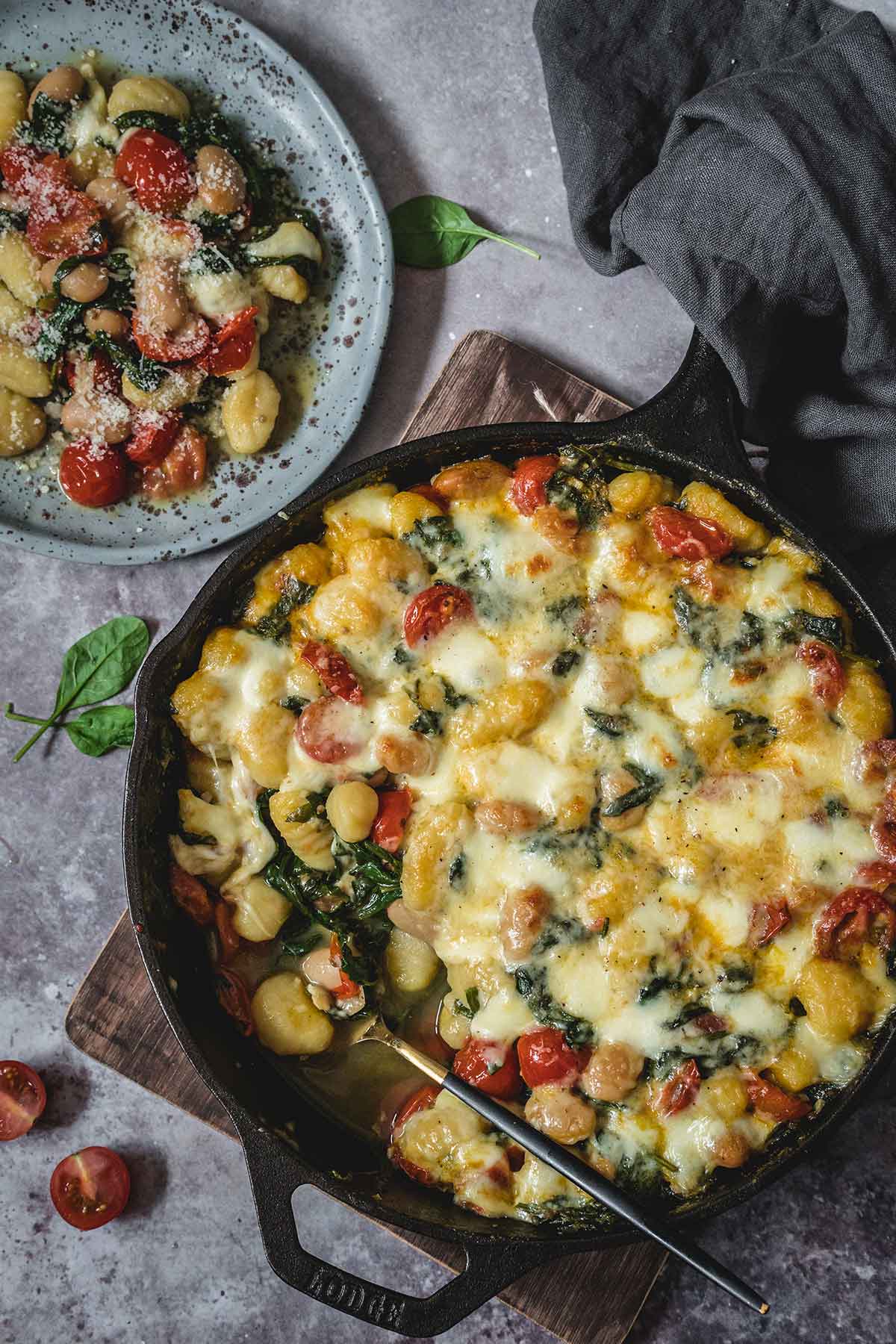 Baked gnocchi with spinach and tomatoes