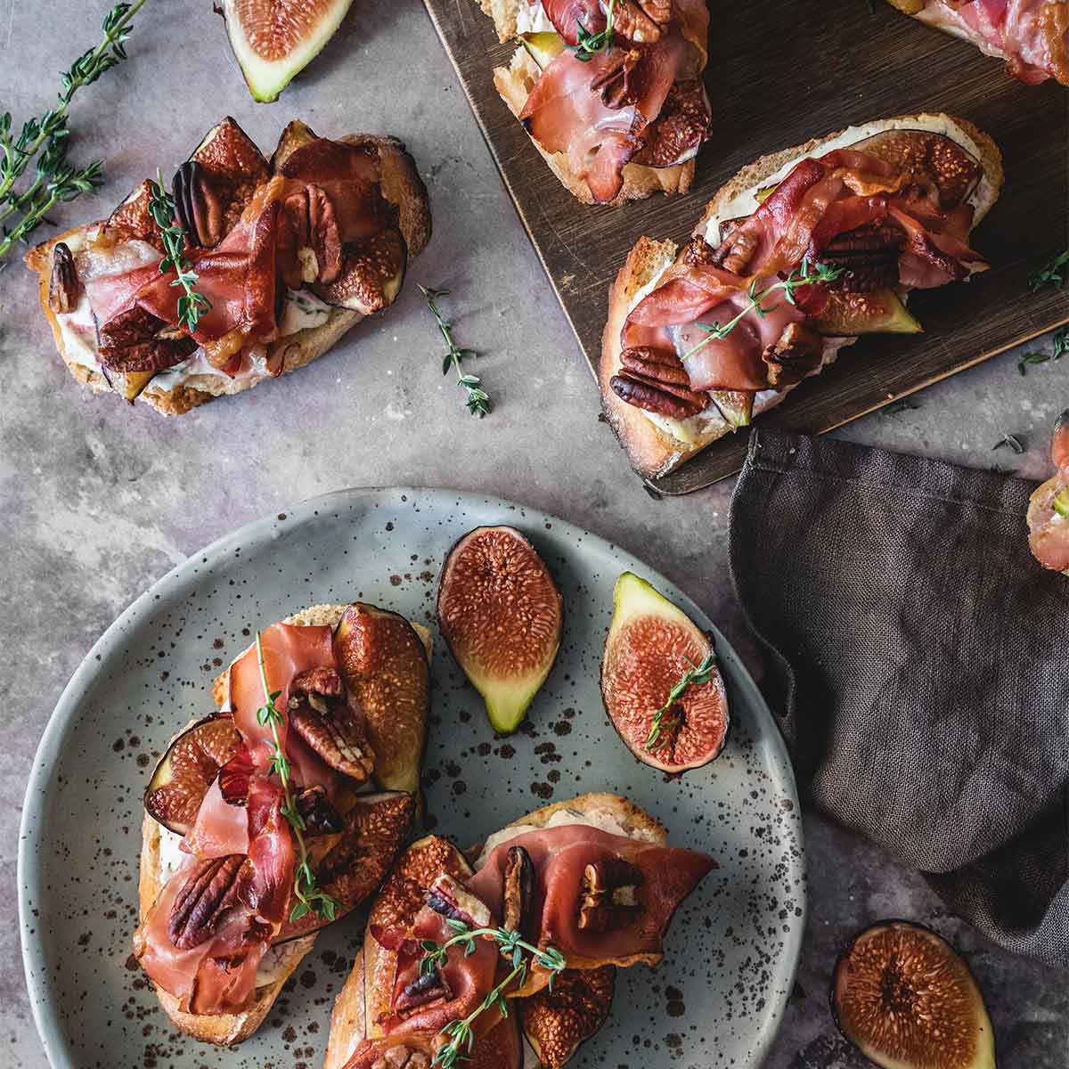 Fig and Goat Cheese Crostini with Prosciutto