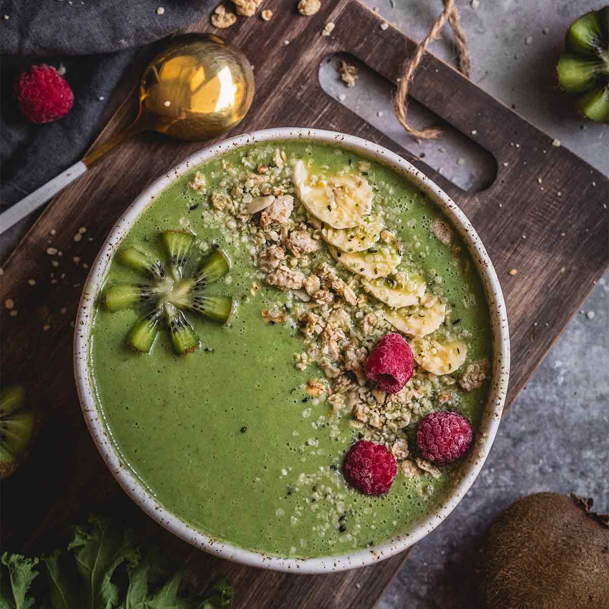 Featured image of green smoothie bowl