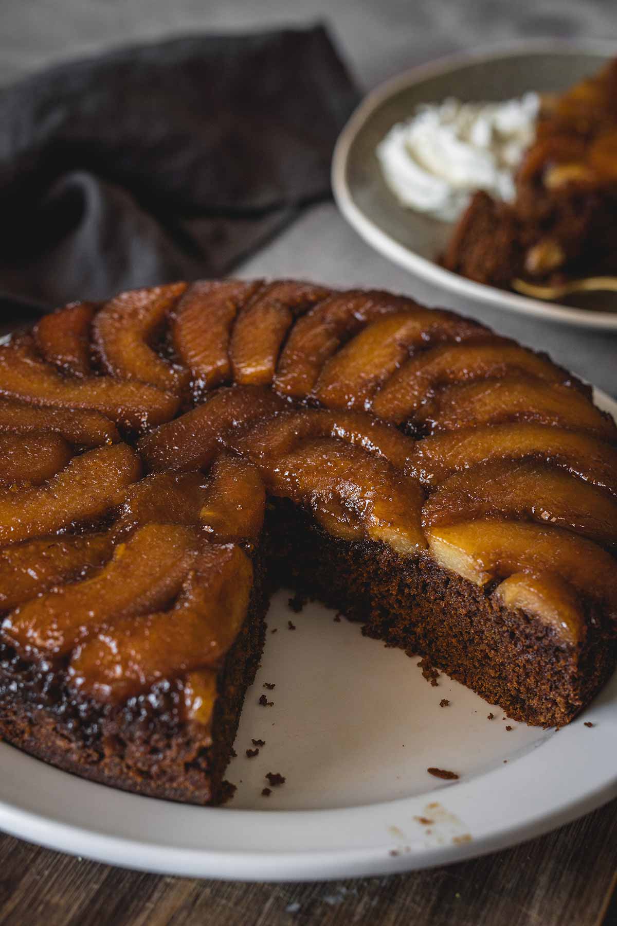 Upside-down cake with sweet quince and spicy ginger