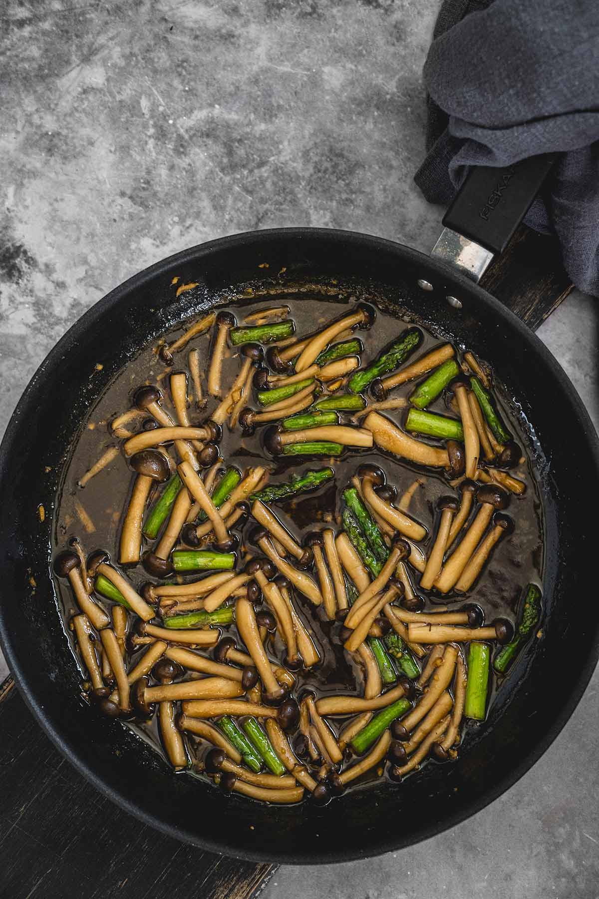 Sauteed-shimeji mushrooms and asparagus
