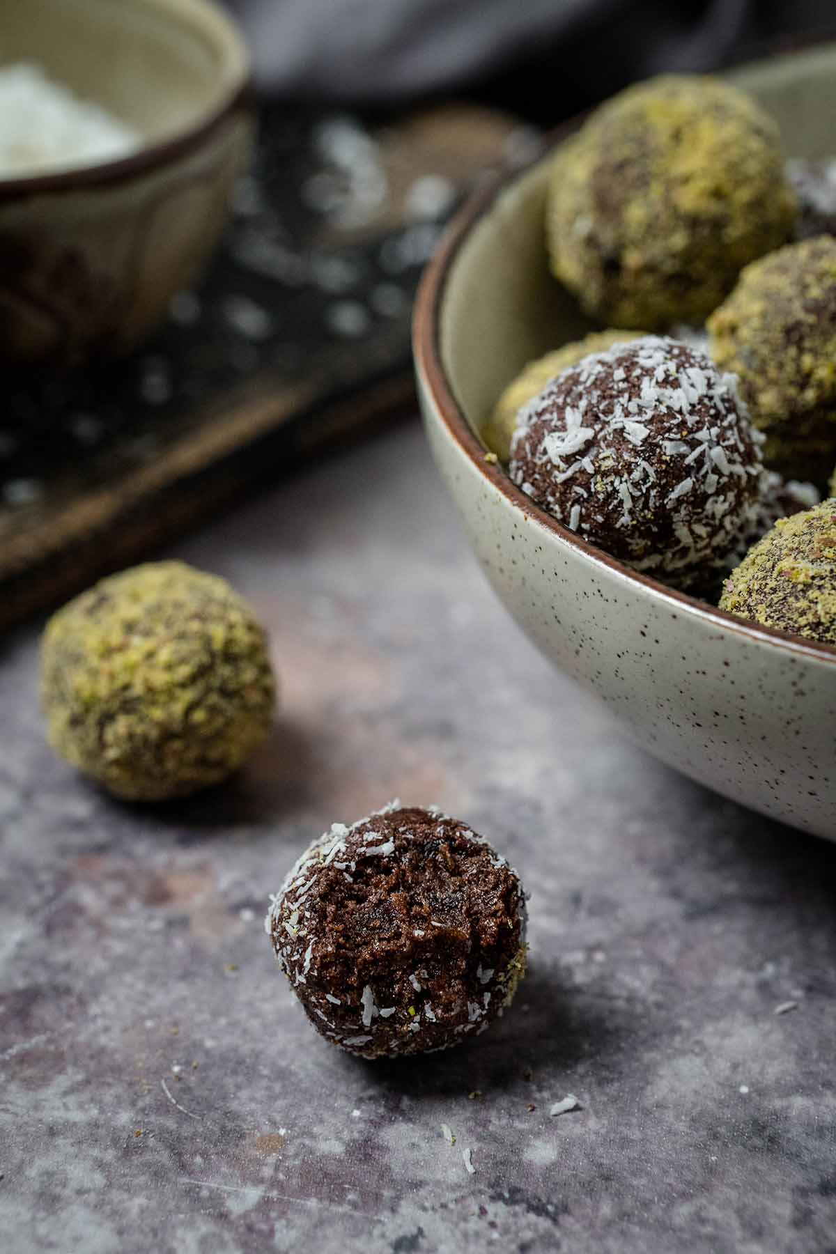 Chocolate date balls