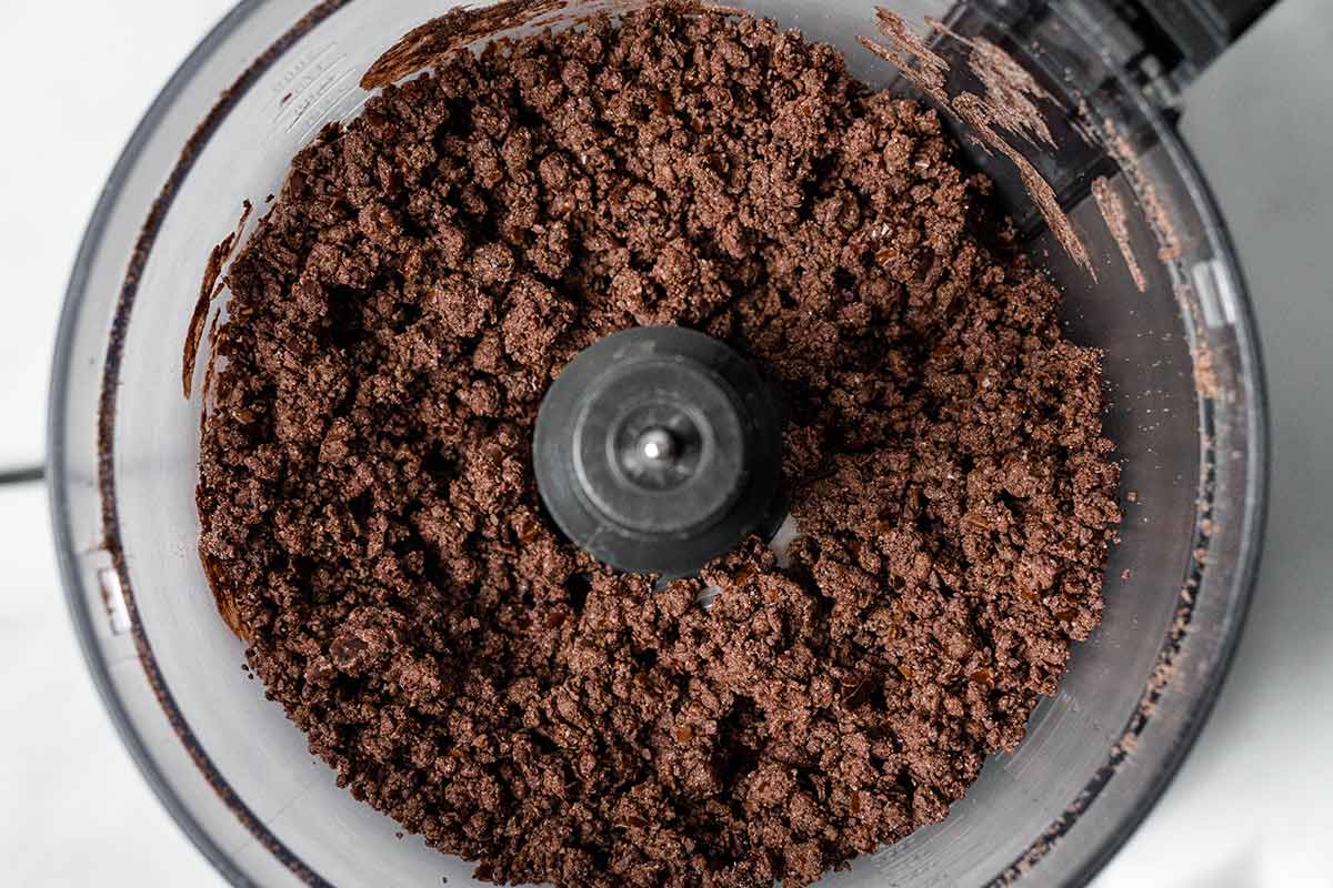 Making date chocolate balls